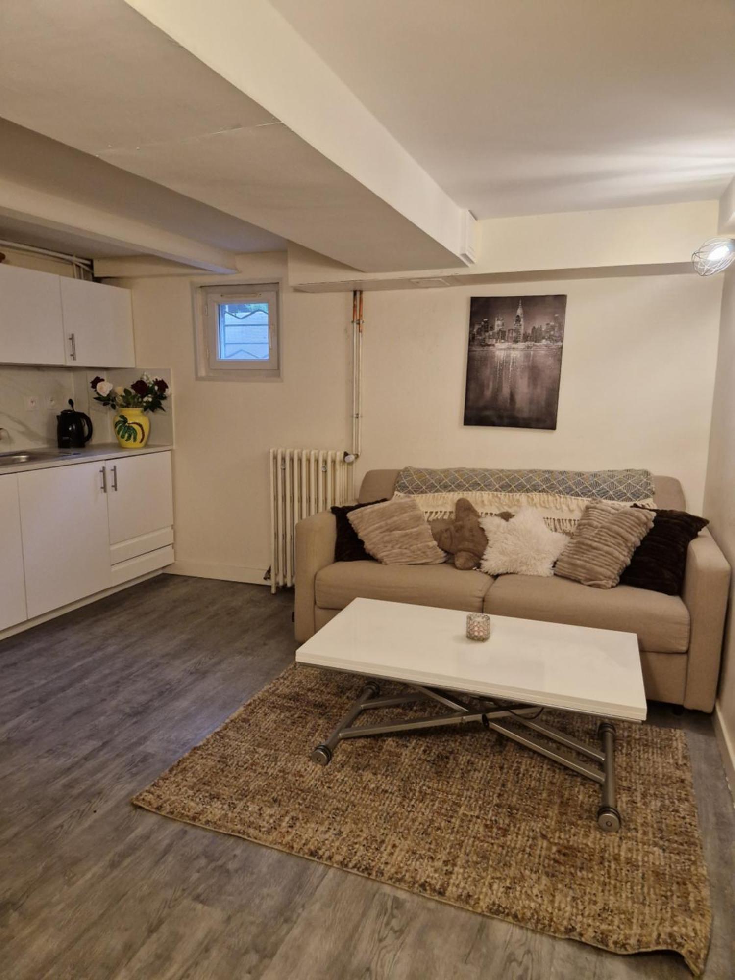 Apartment Break Moment In Paris By Metro 7 *