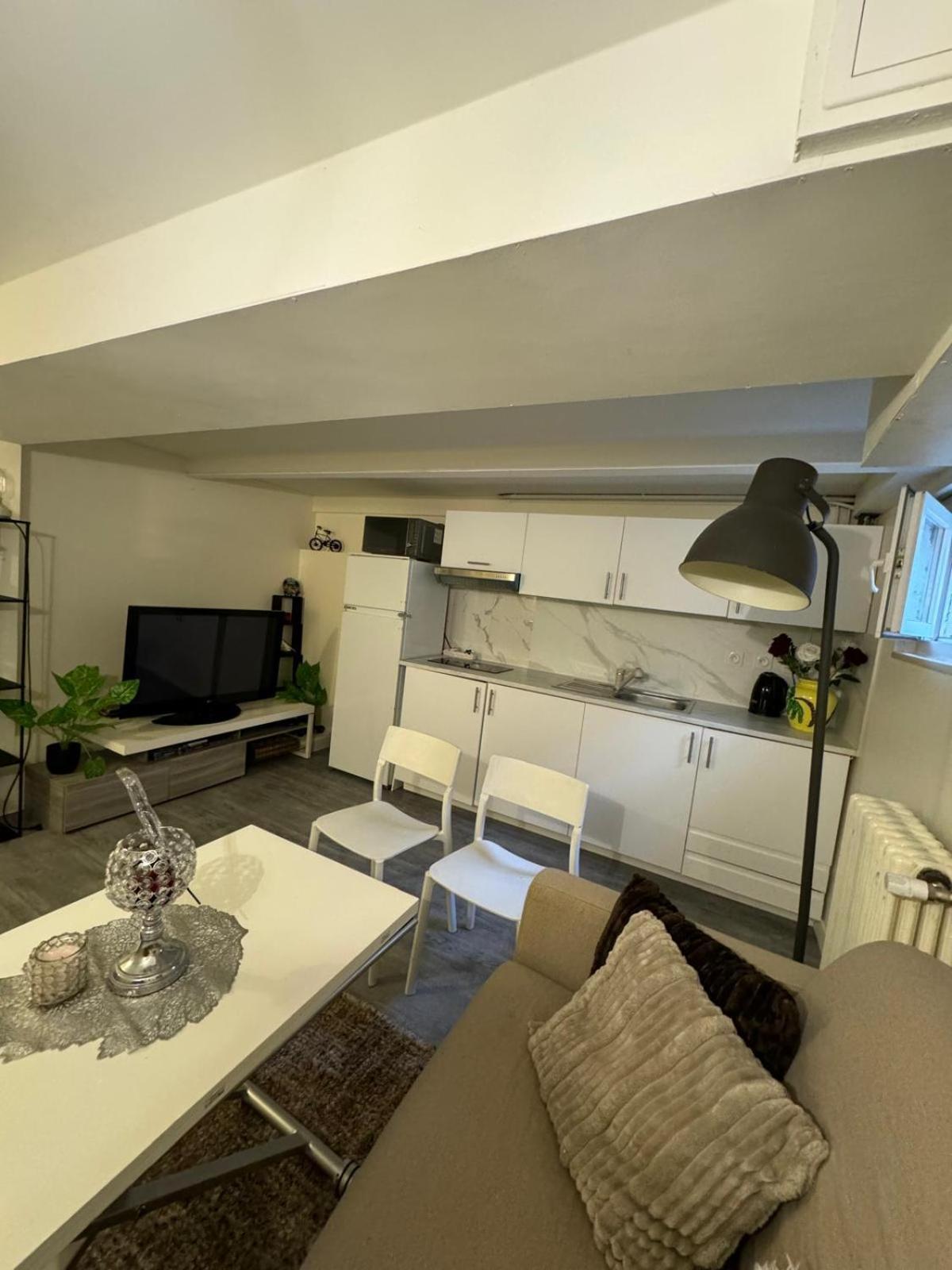 Break Moment In Paris By Metro 7 * Aubervilliers
