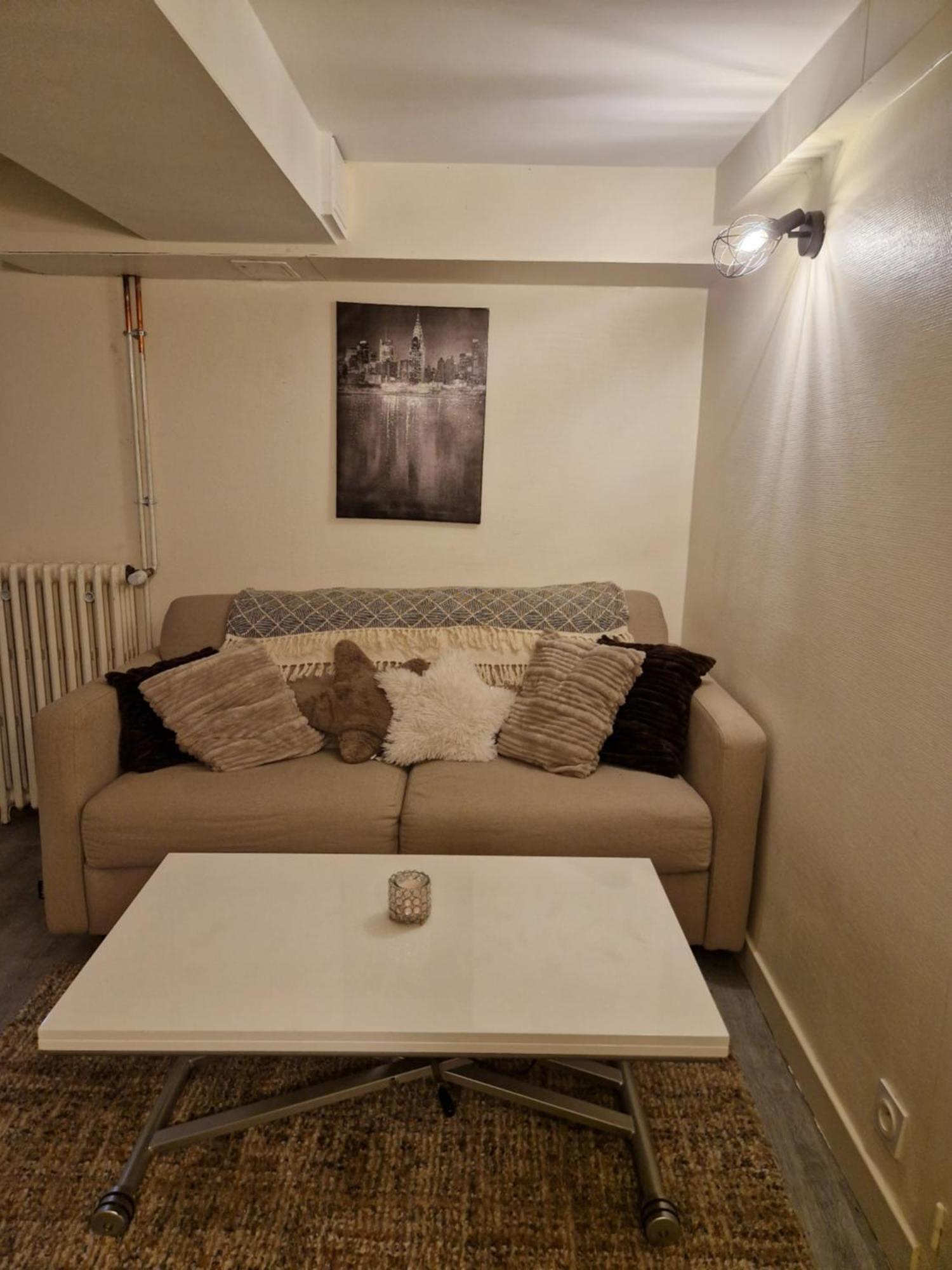 Break Moment In Paris By Metro 7 * Aubervilliers