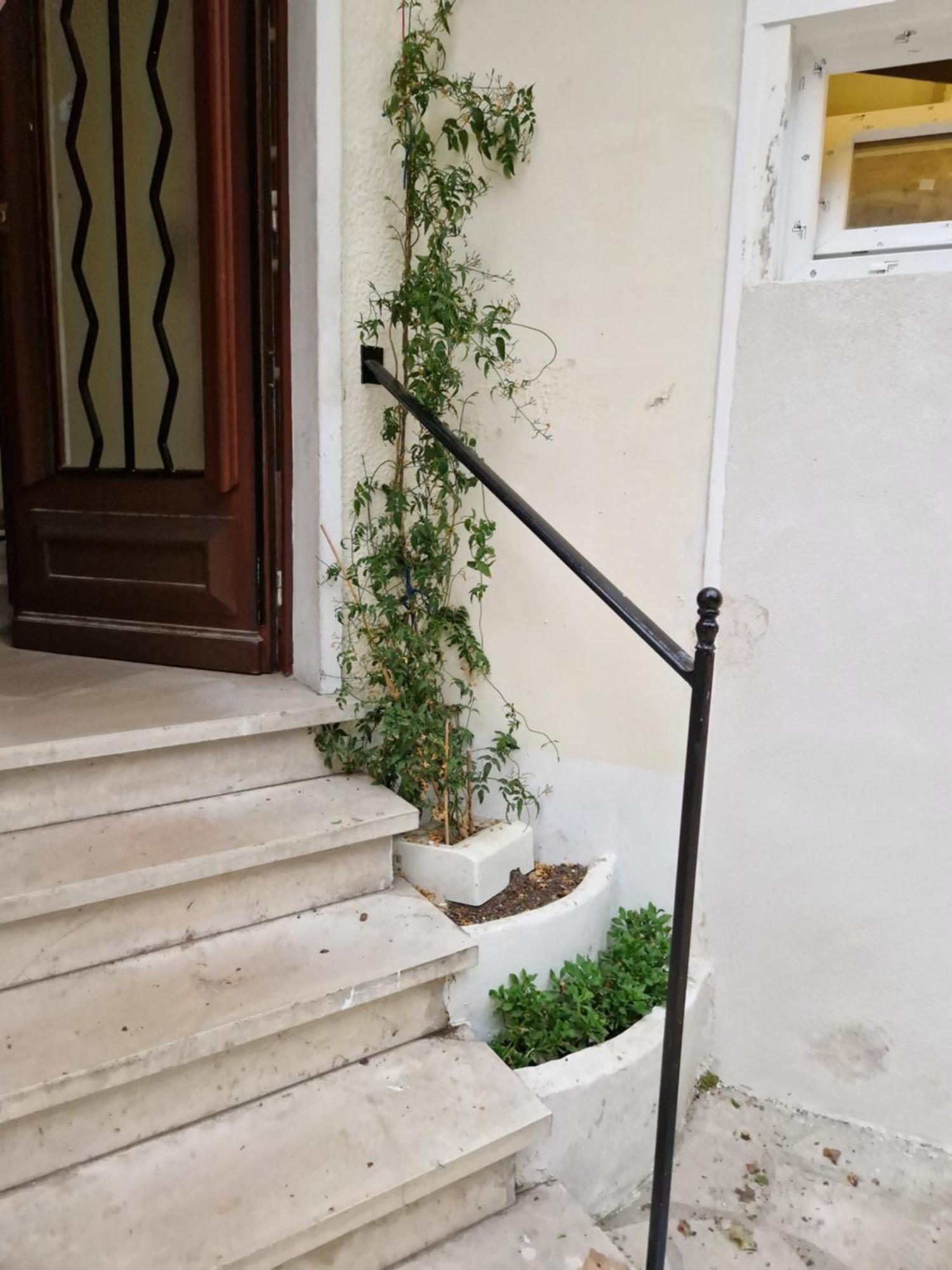 Apartment Break Moment In Paris By Metro 7 *
